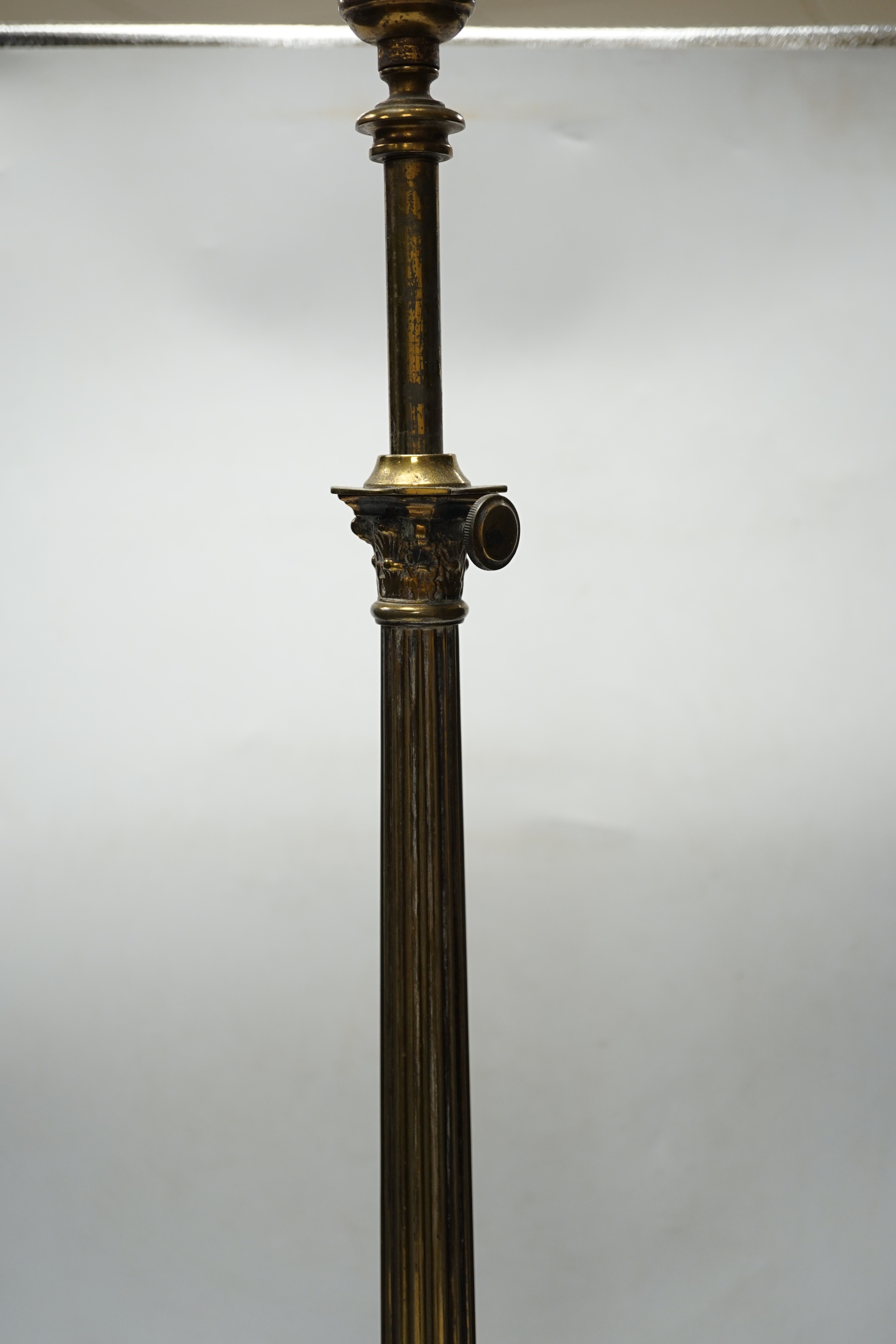 An Edwardian brass-column telescopic table lamp, 68cm high